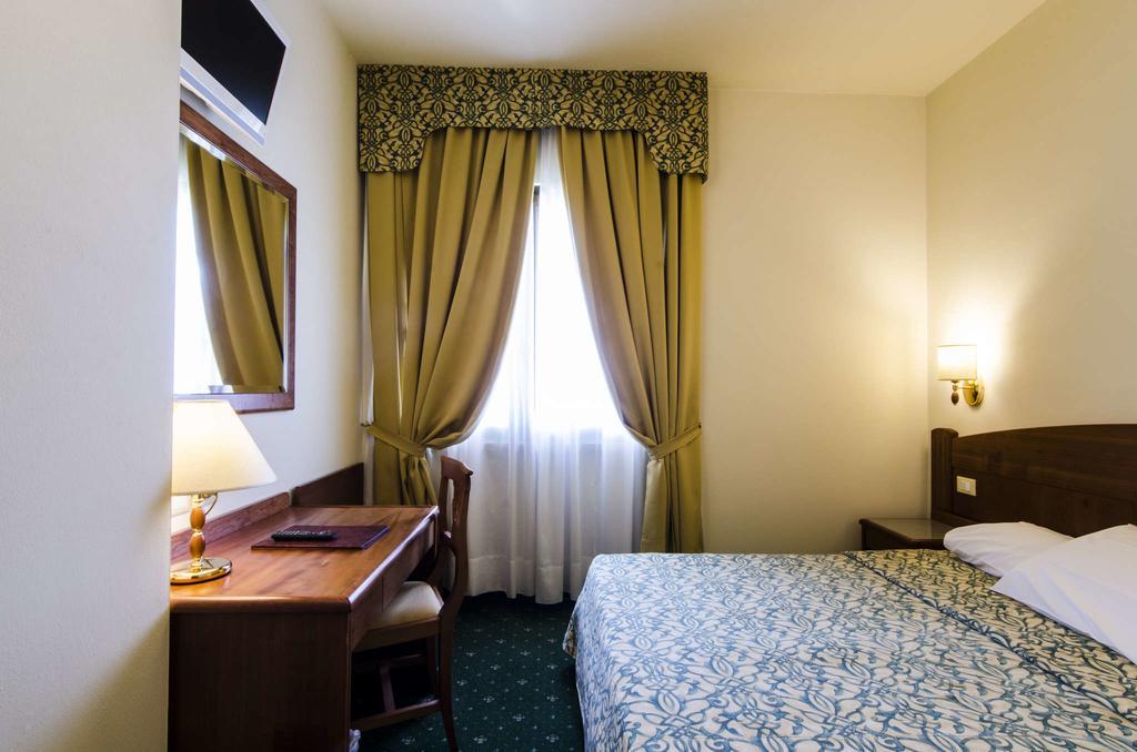 Hotel Smeraldo ラツィーゼ エクステリア 写真