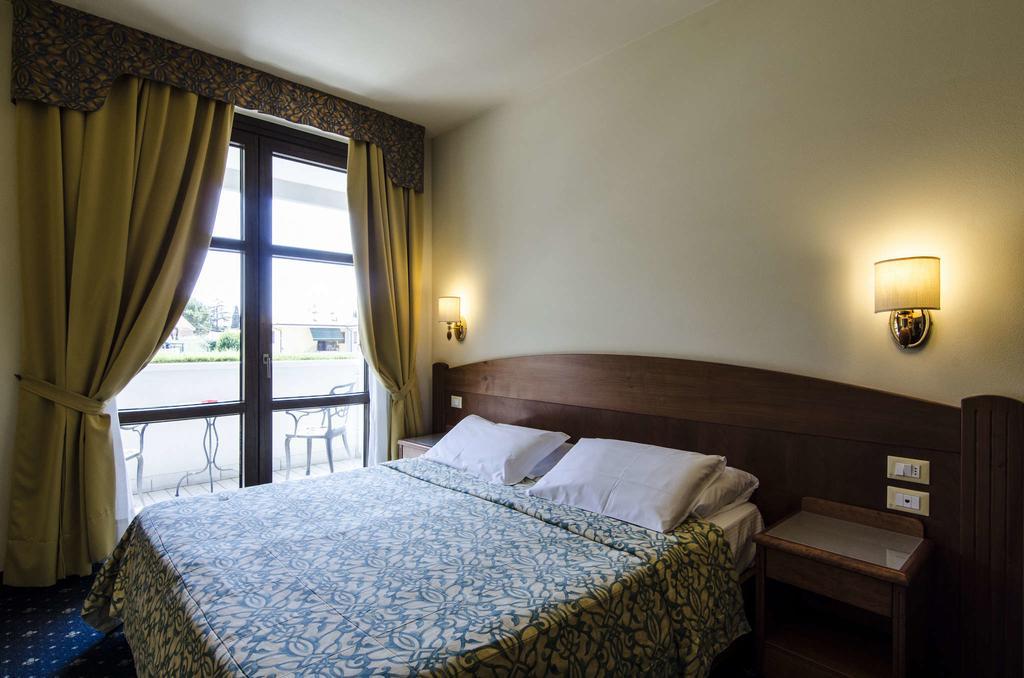 Hotel Smeraldo ラツィーゼ エクステリア 写真